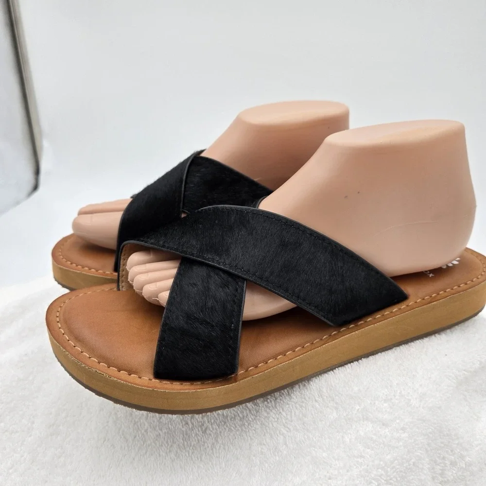 Yellow Box Womens Size 11 Criss Cross Black Cowhide Fur Flat Slip On Sandals - Picture 3 of 12